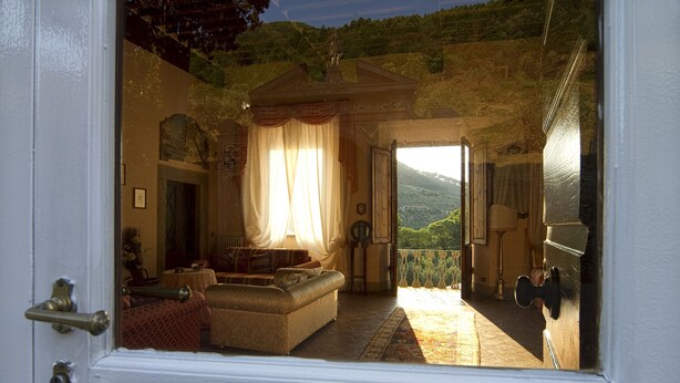 A room with a sofa, curtains, and a view of a mountainous landscape. - Historic panoramic villa near Lucca (Lucca)
