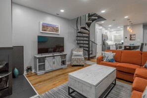 Una televisión, una chimenea, un reproductor de DVD