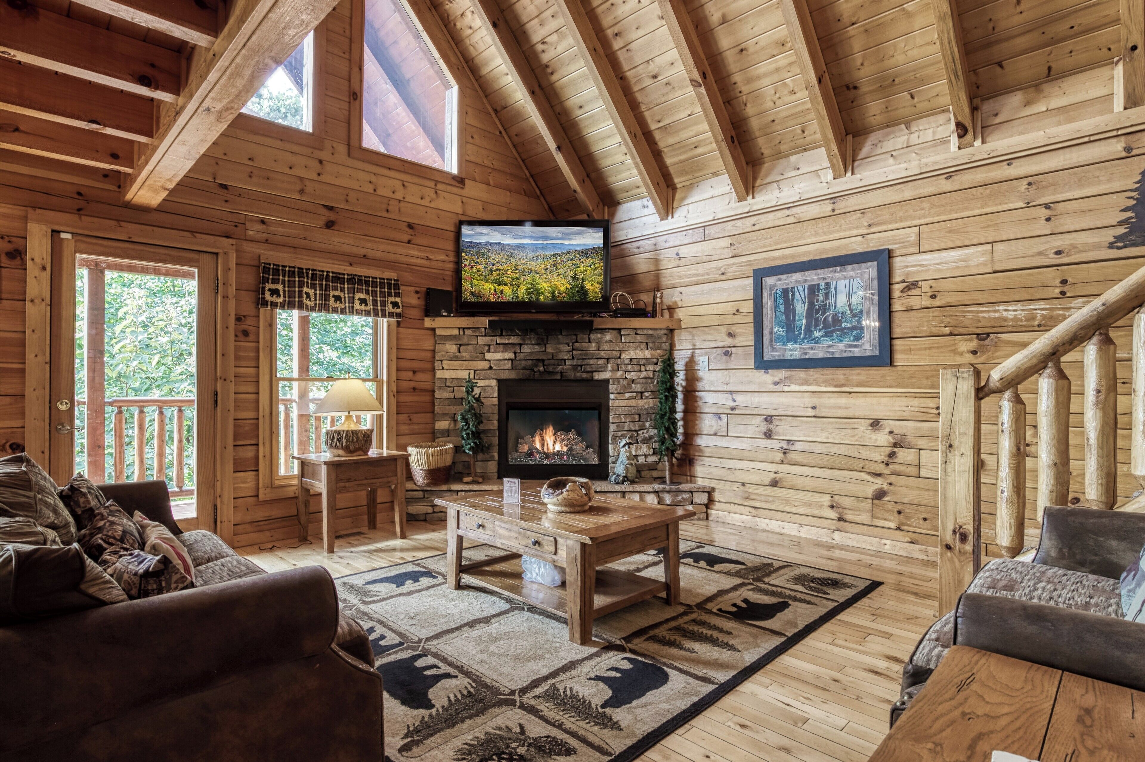 Een televisie, een open haard, videogames en tafelvoetbal