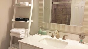 Douche, sèche-cheveux, serviettes fournies, savon