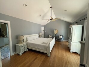 5 bedrooms, desk, iron/ironing board, free WiFi