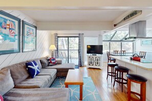 Televisión, reproductor de DVD y libros 