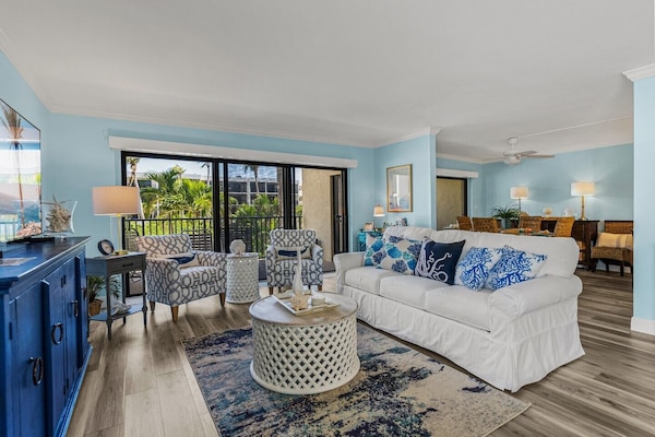 Welcome to our relaxing condo . . . a place to enjoy the beauty of Boca.