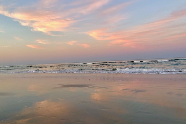 Beach nearby, sun loungers, beach towels