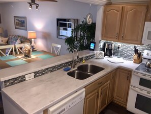 冷蔵庫、電子レンジ、オーブン、コンロ