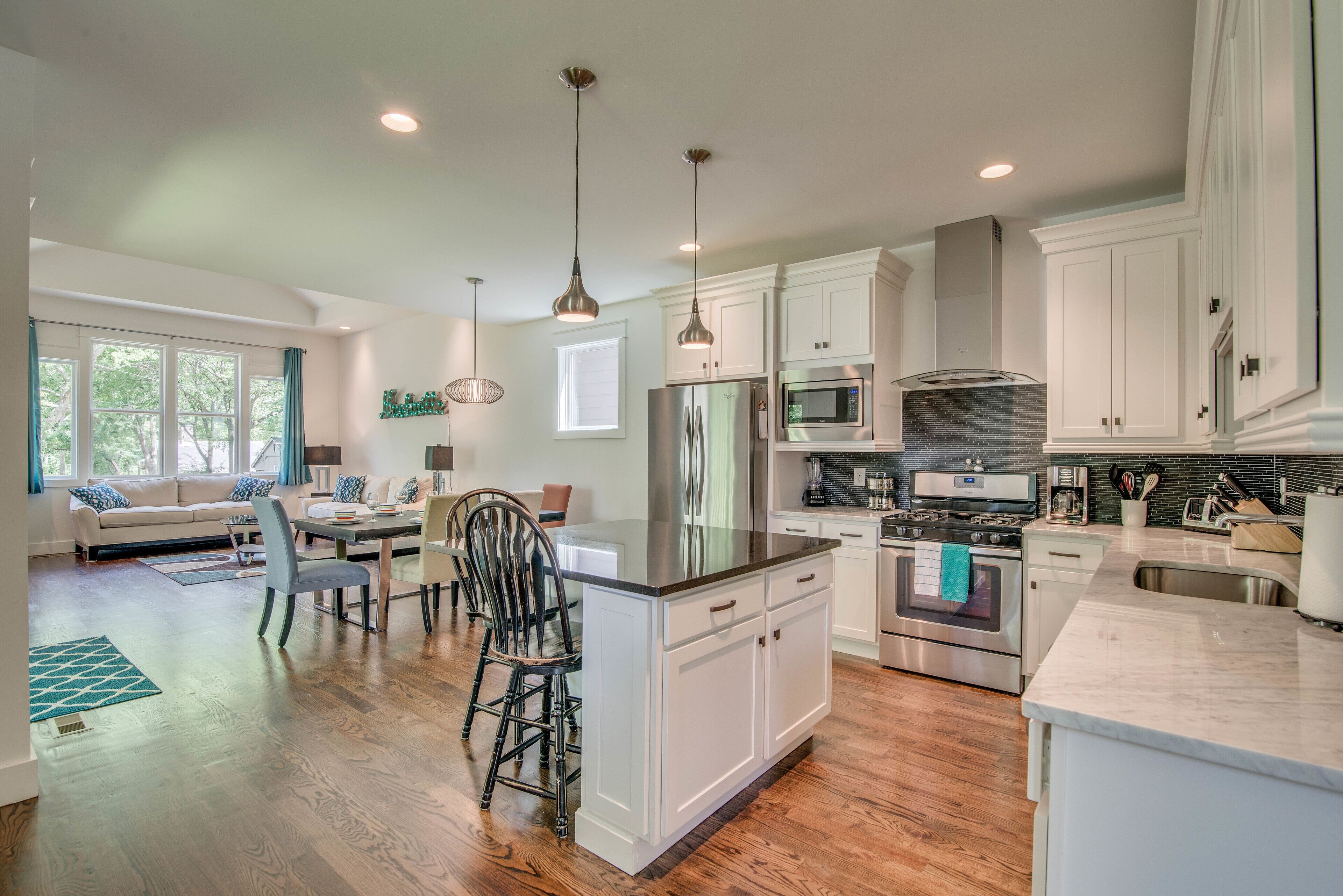 Side By Side Houses, Large Groups, 4th Night Free, 3mi to Downtown
