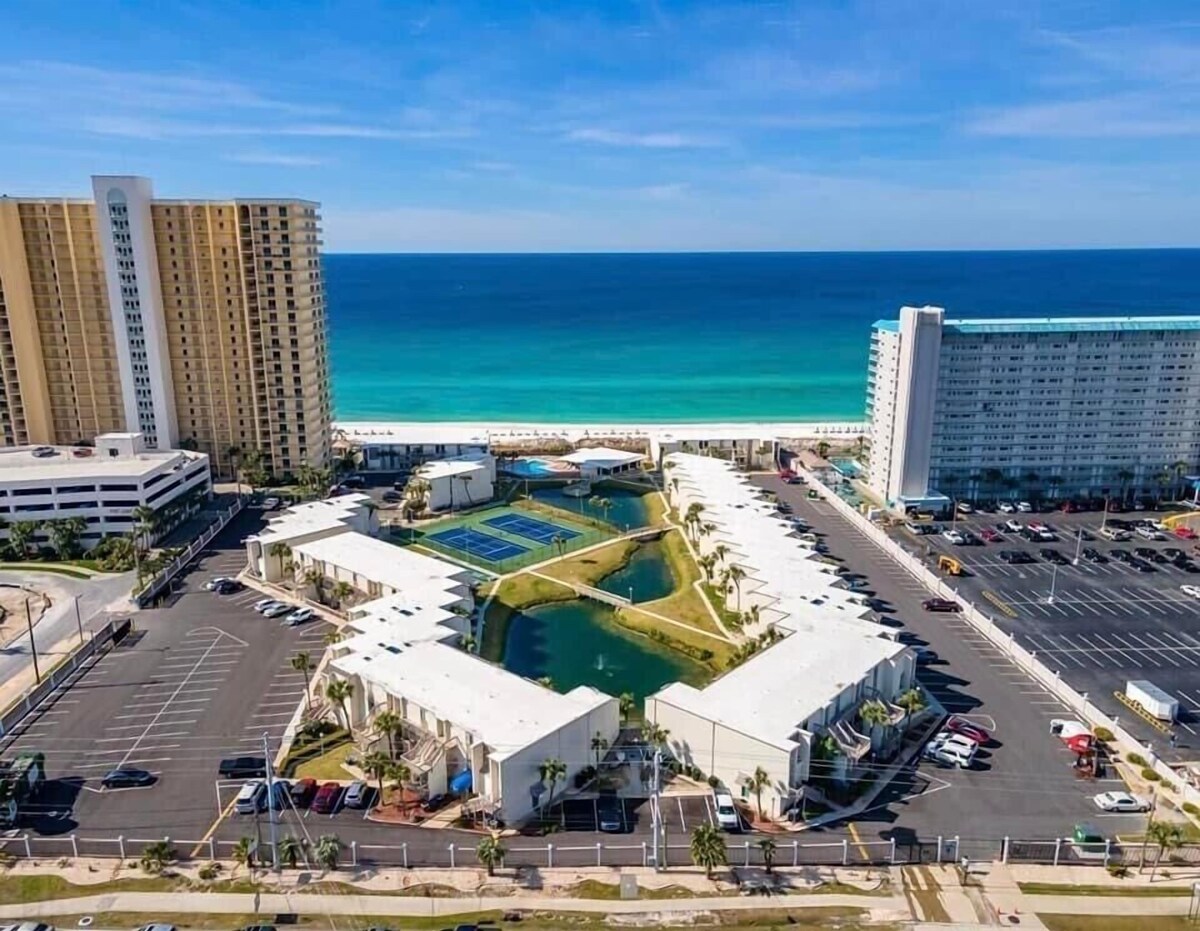 Beautiful 3 bedroom/3 bath condo in a fabulous low rise condo complex!