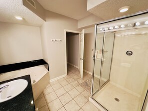 Shower, jetted bath, towels - Barefoot Resort North Tower Unit 509! 4BR/ Amazing Waterway Views! Golf and Shopping (North Myrtle Beach)