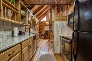 Fridge, microwave, oven, stovetop - Mountain View free wifi foosball close to Pigeon Forge Gatlinburg cabin (Sevierville)