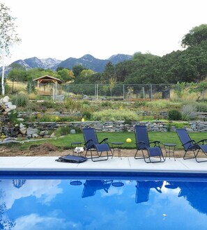 Alberca al aire libre y alberca climatizada