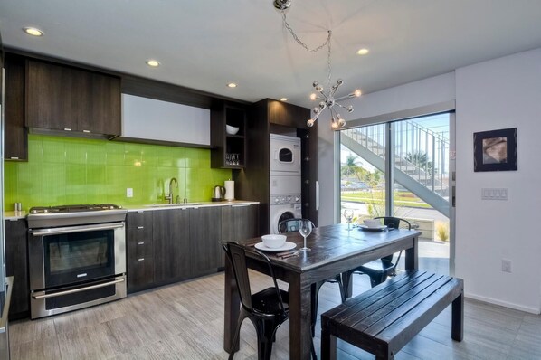 Réfrigérateur, micro-ondes, four, lave-vaisselle