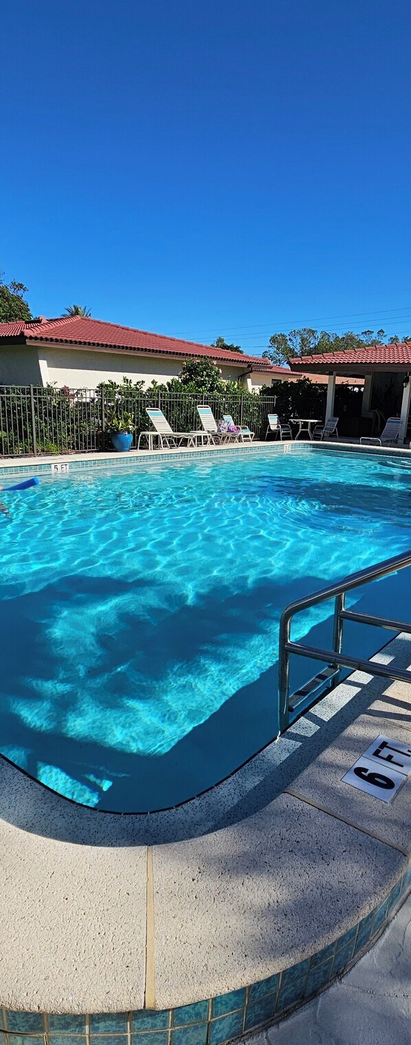 Una piscina al aire libre, una piscina climatizada