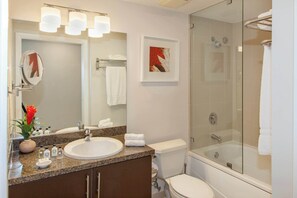 浴槽、ヘアドライヤー、タオル