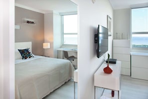Iron/ironing board, travel cot, WiFi, bed sheets - Ocean View Compact Suite | Workspace & Pool (Miami)