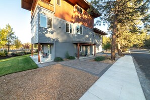 Exterior - WOW-Great location, river access, trails, Old Mill, downtown and the mountain. (Bend)