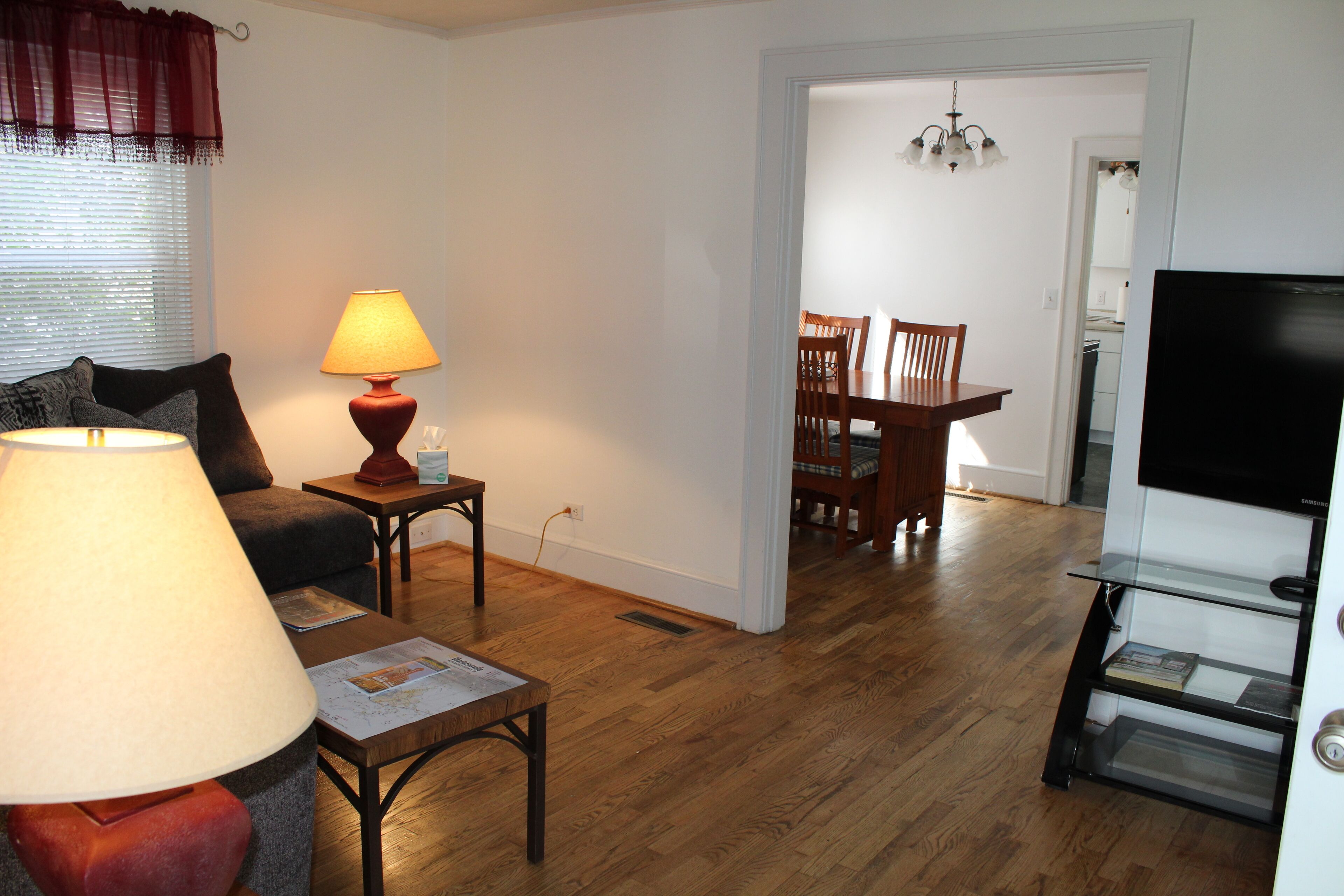 Quaint and Cozy, 2 Bed, I Bath, Full Kitchen Cottage with Off Street Parking