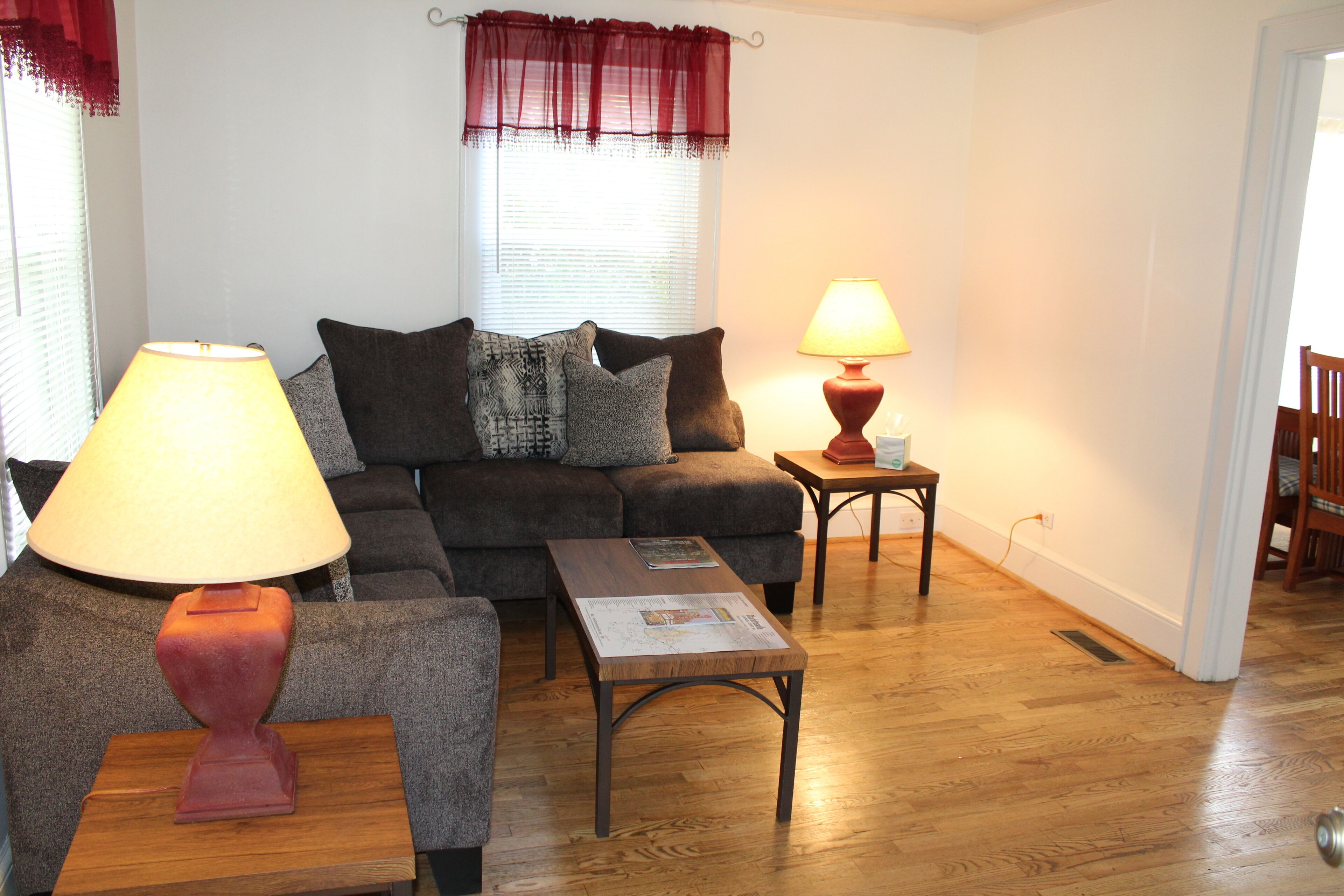 Quaint and Cozy, 2 Bed, I Bath, Full Kitchen Cottage with Off Street Parking