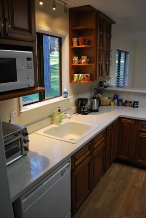 Fridge, microwave, oven, stovetop - Yosemite Cabin Free parking WiFi Fireplace Peaceful and Quiet (Groveland)