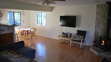 Een televisie, een open haard, Netflix en streamingdiensten