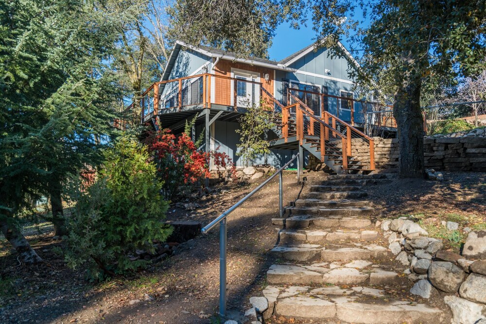 JULIAN MOUNTAIN COTTAGE a.k.a "THE TREEHOUSE"
