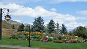 A garden with a sign reading "Sun Valley" and a lamppost. - Cottonwood Studio  in Sun Valley (Sun Valley)