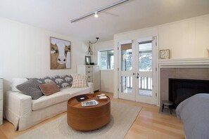 Una televisión, una chimenea