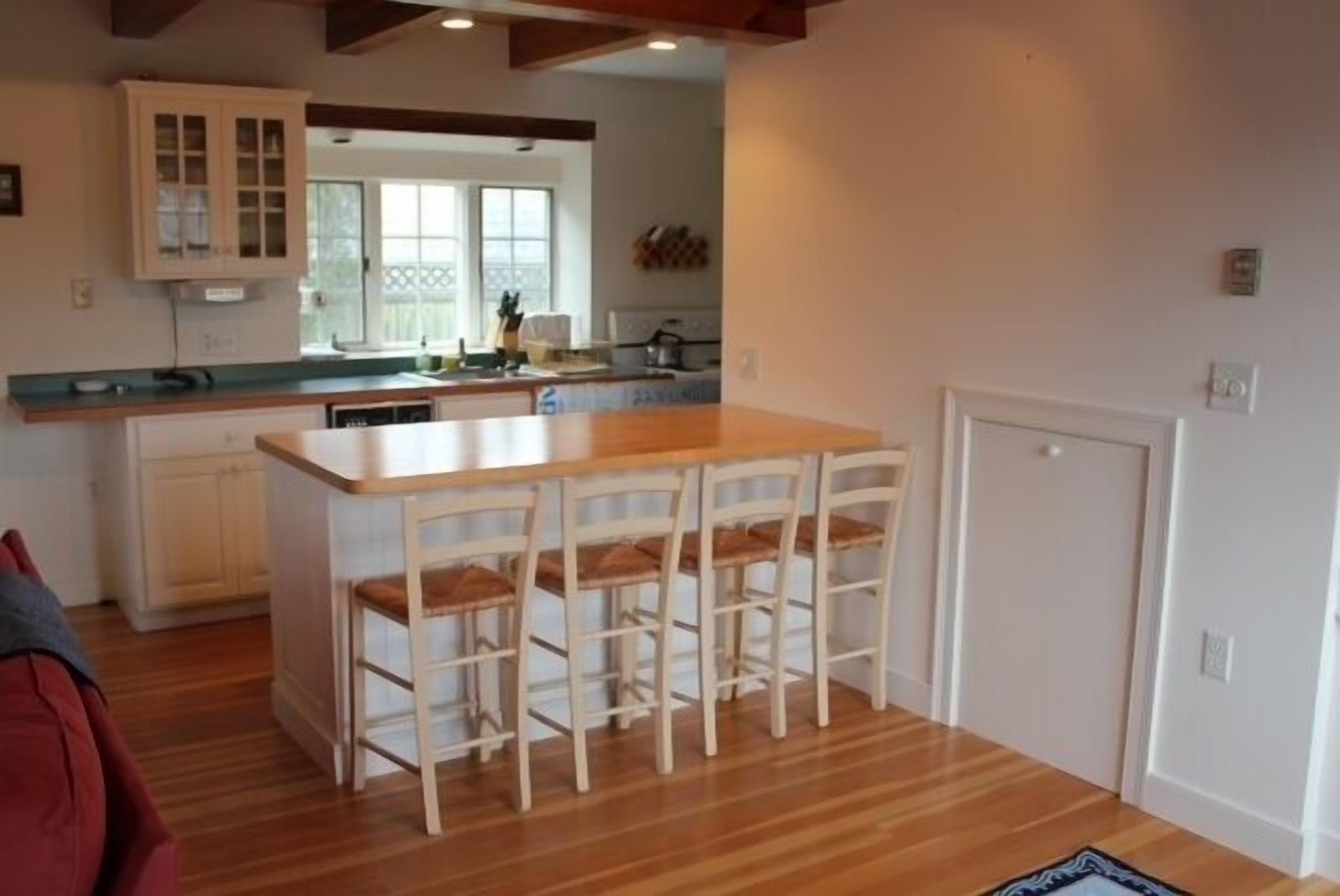 Cute and Cozy Brant Point Cottage; Short Walk to Town and Jetties Beach