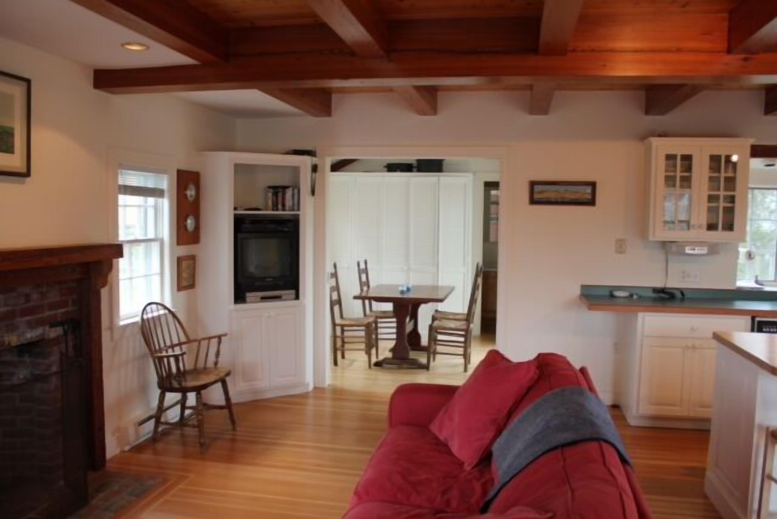 Cute and Cozy Brant Point Cottage; Short Walk to Town and Jetties Beach