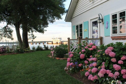   Beach Cottage - James River - Ferry End Cottages - Jamestown & Williamsburg