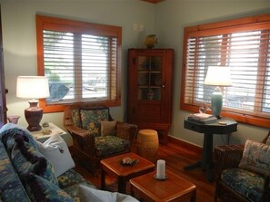 Televisión, reproductor de DVD, libros y biblioteca musical 