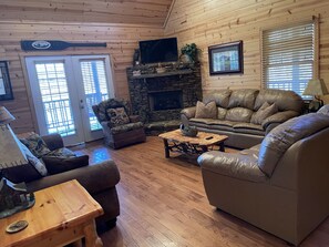 Fernseher, Kamin, DVD-Player, Tischfußball