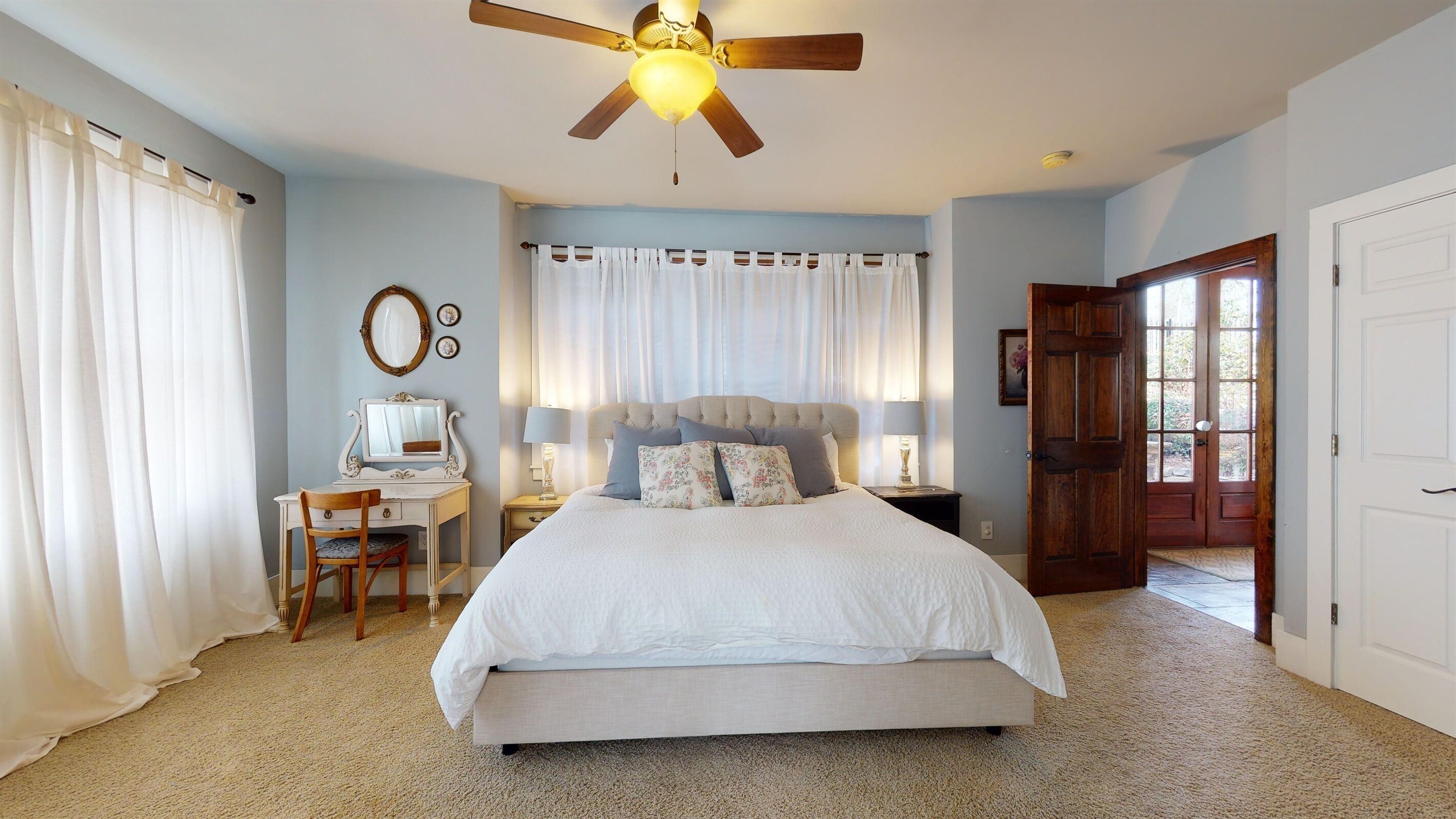 3 chambres, bureau, fer et planche à repasser, lit de bébé portatif