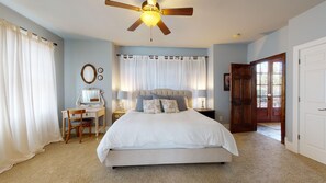 3 dormitorios, escritorio, tabla de planchar con plancha y cuna de viaje