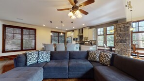 Una Smart TV, una chimenea, un reproductor de DVD, un futbolín