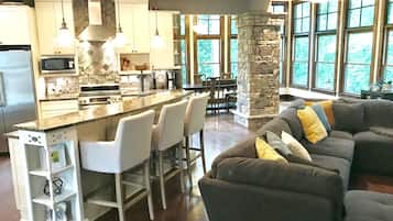 智能電視、壁爐、DVD 播放機、足球機