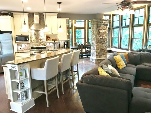 The Shoreland Home on Lake Lanier With Dock