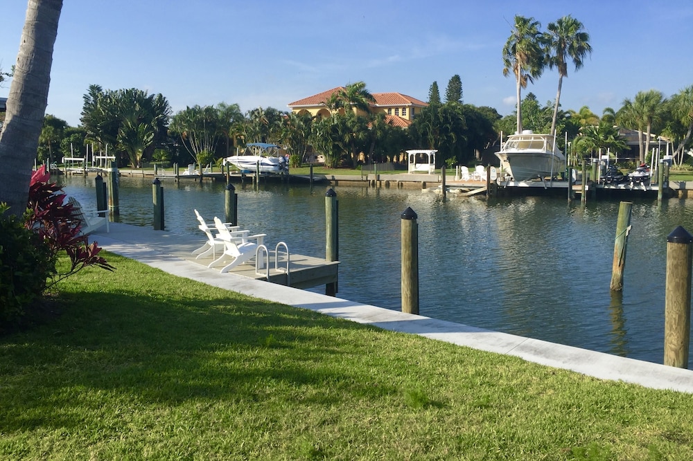 Wonderful Canal Front Condo! Bring Your Boat!UNIT 11