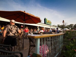 تناول الطعام بالخارج