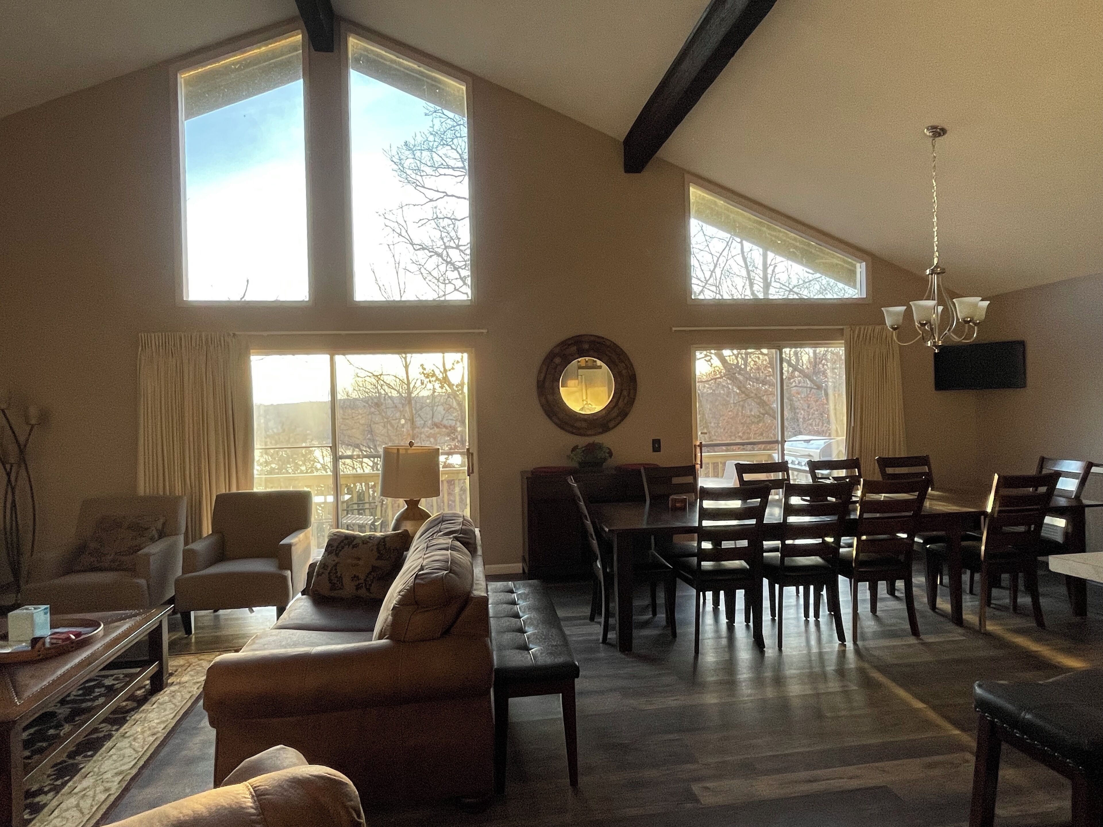 Smart-TV, peis, DVD-spiller og stereoanlegg