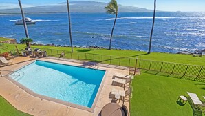 Ein Pool mit Blick auf das Meer und die Berge.