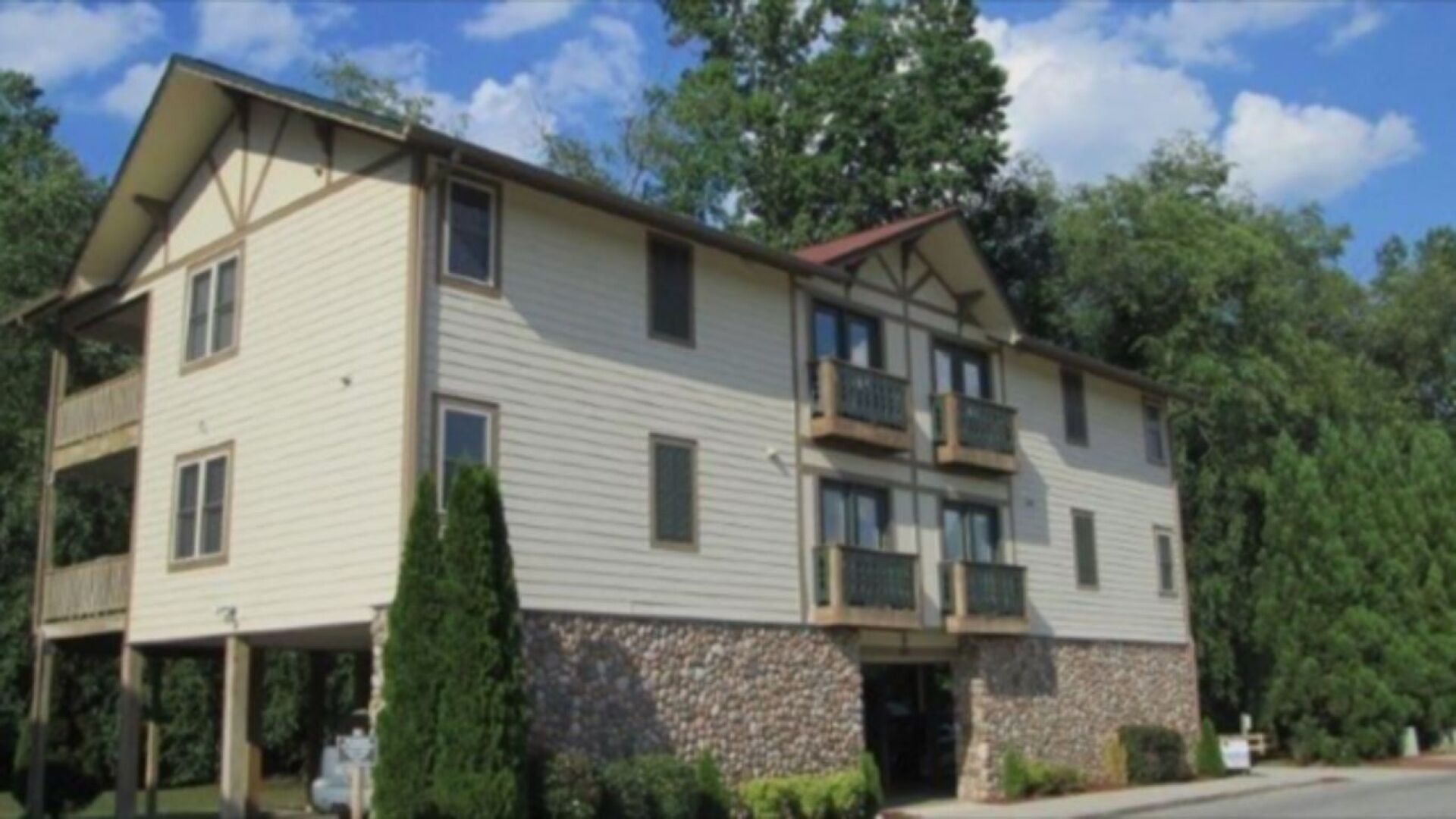 Riverfront/ Easy Walk To Helen.  1BR/IBA  Top Unit  With Beautiful River Views