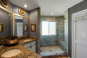 Combined shower/tub, hair dryer, towels - Beautiful Corner (End) Unit with Wrap-Around Balcony and Western Sunset Views (Panama City Beach)