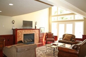 Smart TV, fireplace, DVD player, books
