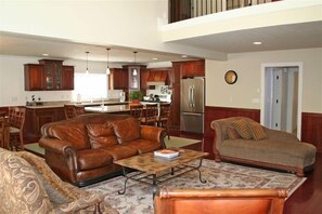 تلفزيون ذكي، مدفأة، مشغل دي في دي، كُتُب