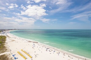 Beach nearby, sun-loungers, beach towels -  5 star newly renovated condo 3 min. walk to the beach, bars, food & transport (St Pete Beach)