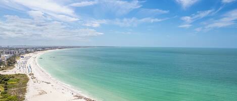 Plage à proximité, chaises longues, serviettes de plage