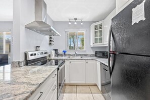 Full-sized fridge, microwave, oven, stovetop