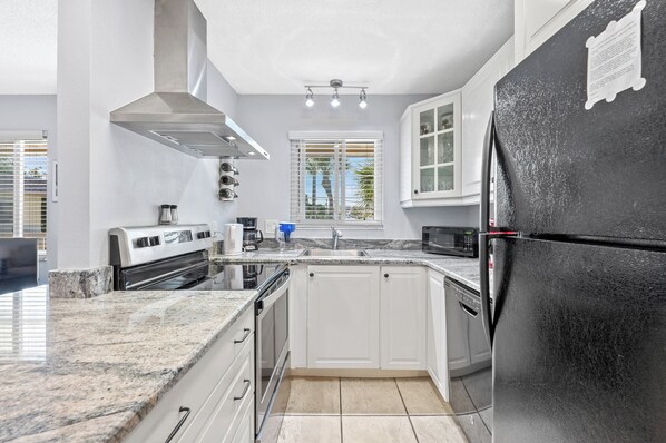 Full-sized fridge, microwave, oven, stovetop