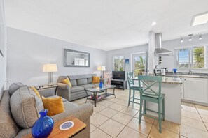Smart TV, books -  5 star newly renovated condo 3 min. walk to the beach, bars, food & transport (St Pete Beach)