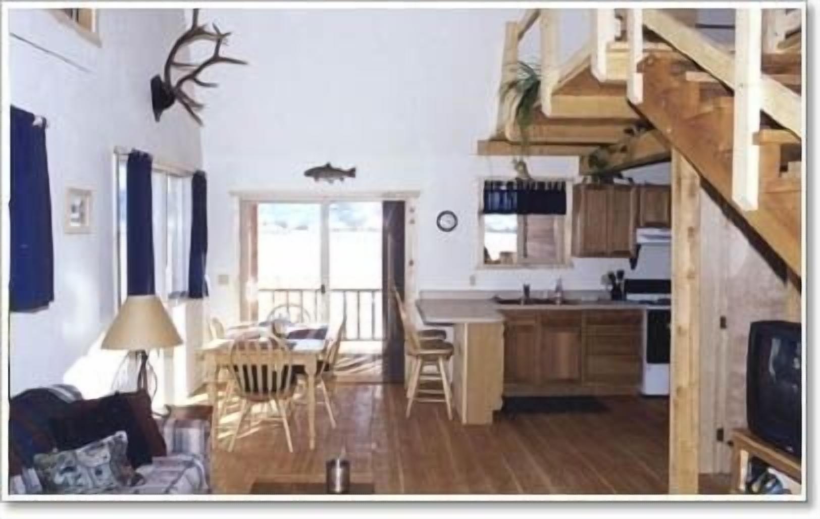 Cozy Cabin - Prime Fly Fishing, Hunting or Vacation - Very CLEAN & Comfy-Montana